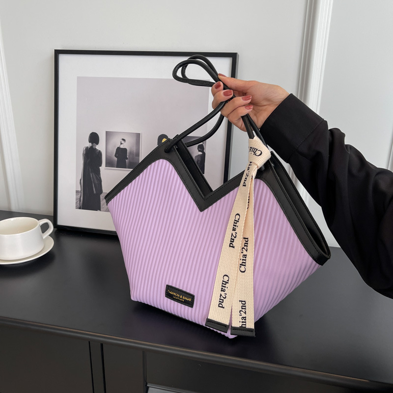 2025 new vertical pattern women's bag French casual bag Korean version commuter fashion shoulder bag large heart-shaped tote bag