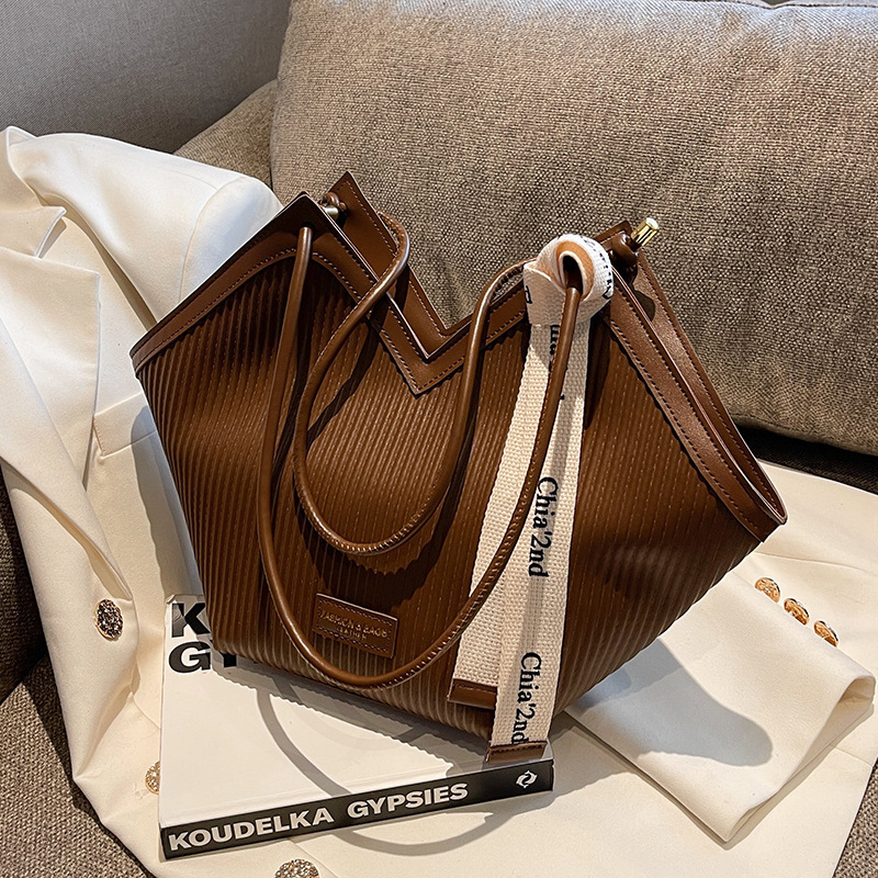 2025 new vertical pattern women's bag French casual bag Korean version commuter fashion shoulder bag large heart-shaped tote bag