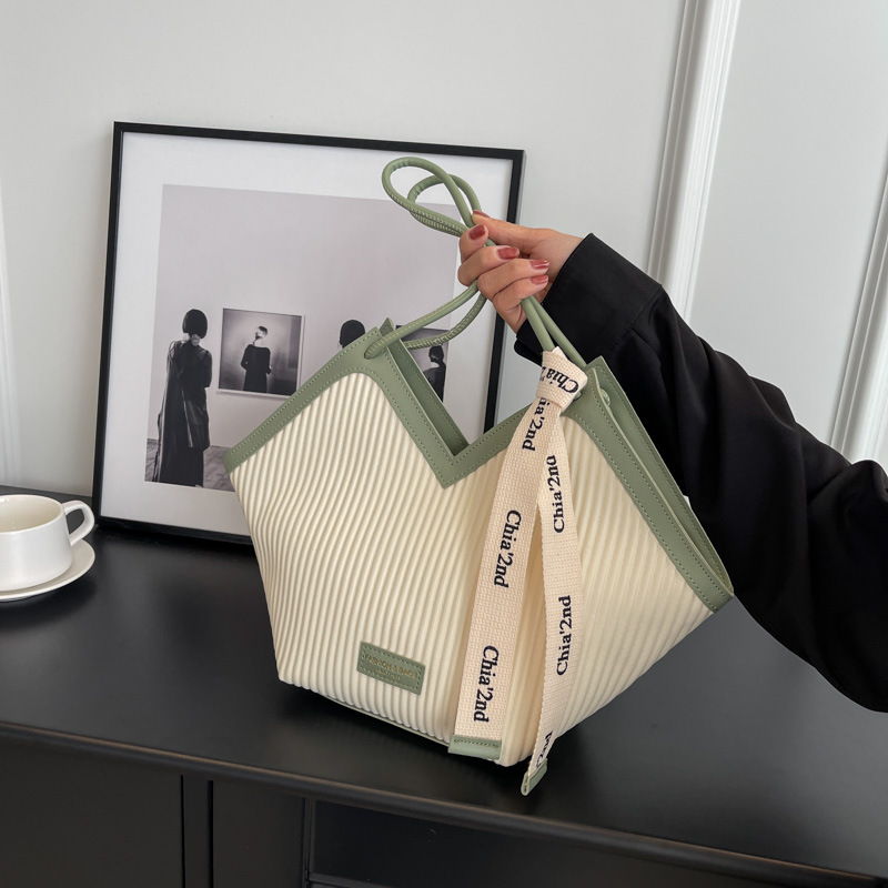 2025 new vertical pattern women's bag French casual bag Korean version commuter fashion shoulder bag large heart-shaped tote bag