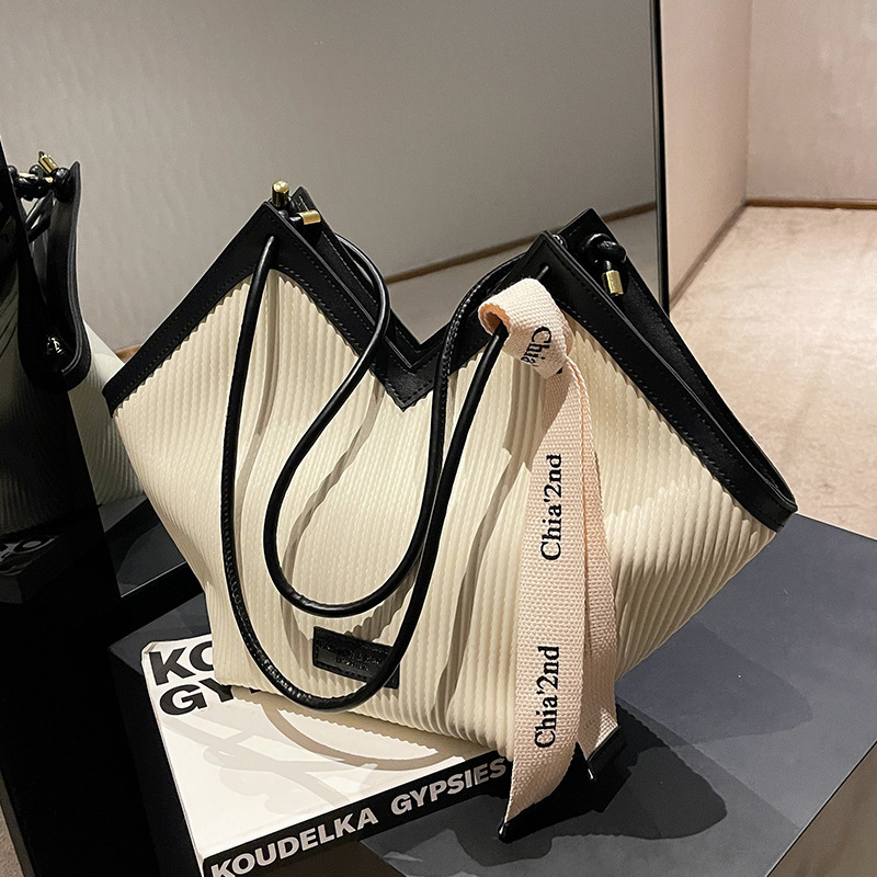 2025 new vertical pattern women's bag French casual bag Korean version commuter fashion shoulder bag large heart-shaped tote bag