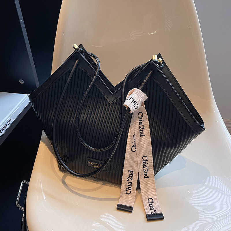 2025 new vertical pattern women's bag French casual bag Korean version commuter fashion shoulder bag large heart-shaped tote bag